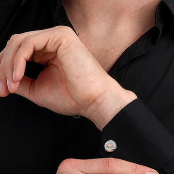 Ανδρικά στρογγυλά μανικετόκουμπα Maserati Ιconic JM223ATK20 σε ασημί χρώμα από ανοξείδωτο ατσάλι με ροζ χρυσή τρίαινα-φορεμένα.